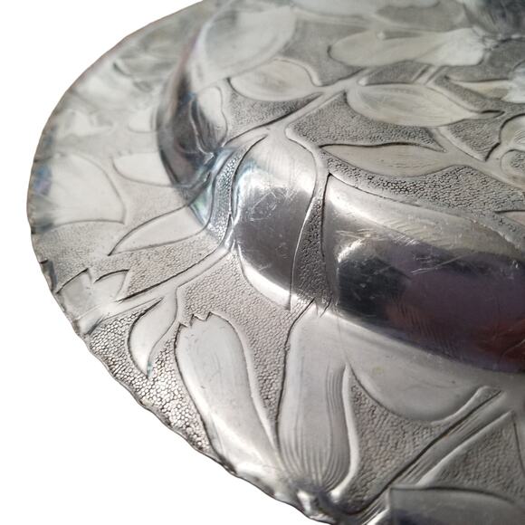 Vintage Round Hammered Aluminum Floral Shallow Serving Tray Dish Pinched Edges - Picture 6 of 7